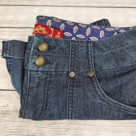 One 5 One Denim Woman's Shorts Size 4 Decorative Adorable Buttons - Picture 8 of 8